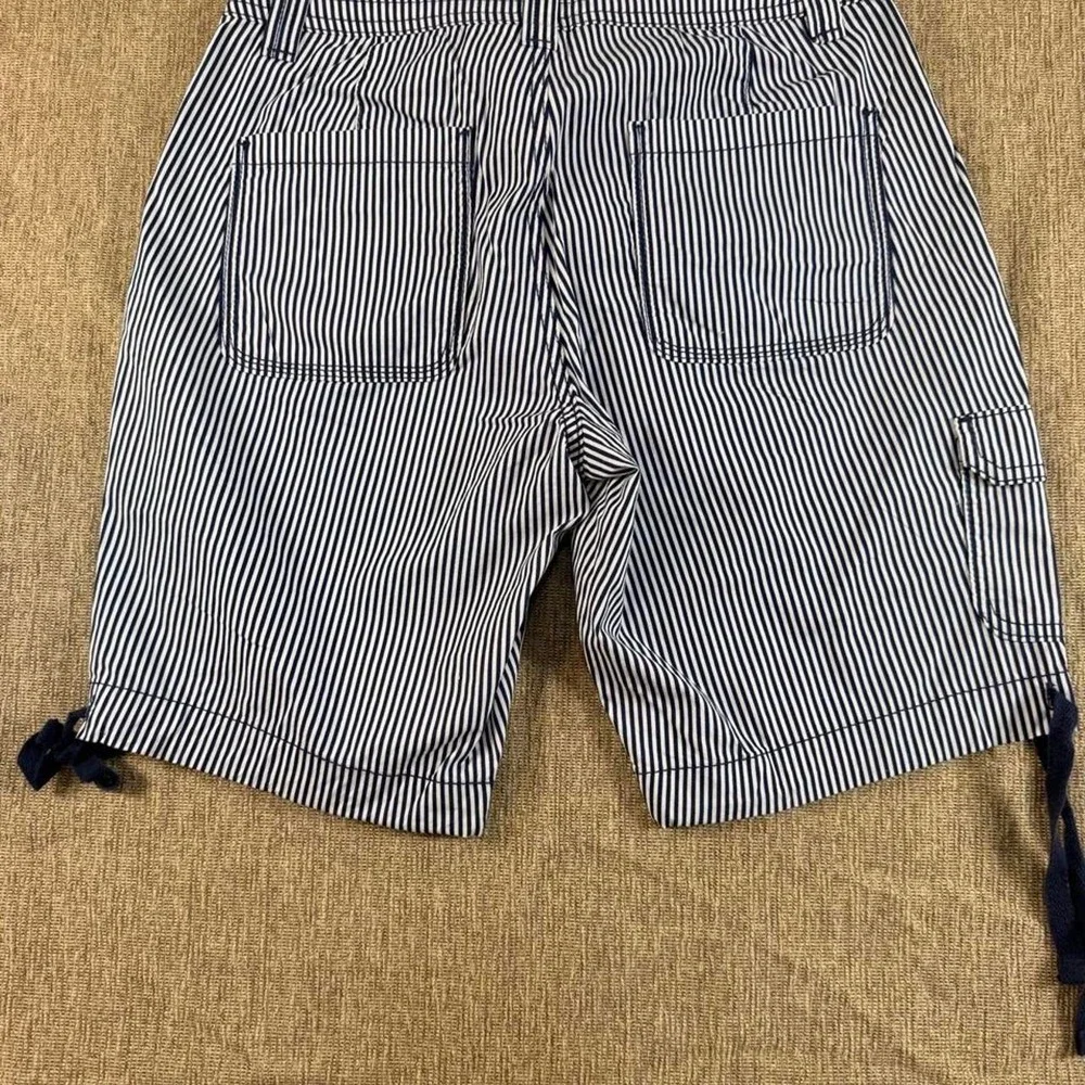 St. John's Bay white and navy vertical striped Bermuda shorts Sz 6P